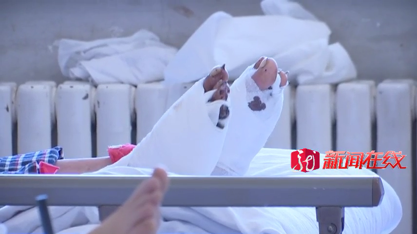 哈尔滨 三吨钢板空中落下，重重地砸在他的脚上！