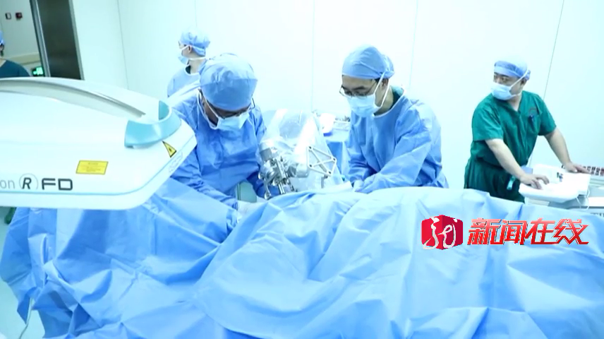 哈尔滨 三吨钢板空中落下，重重地砸在他的脚上！