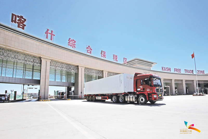 货运车辆从喀什综合保税区驶过。石榴云/新疆日报记者 蔡增乐 摄