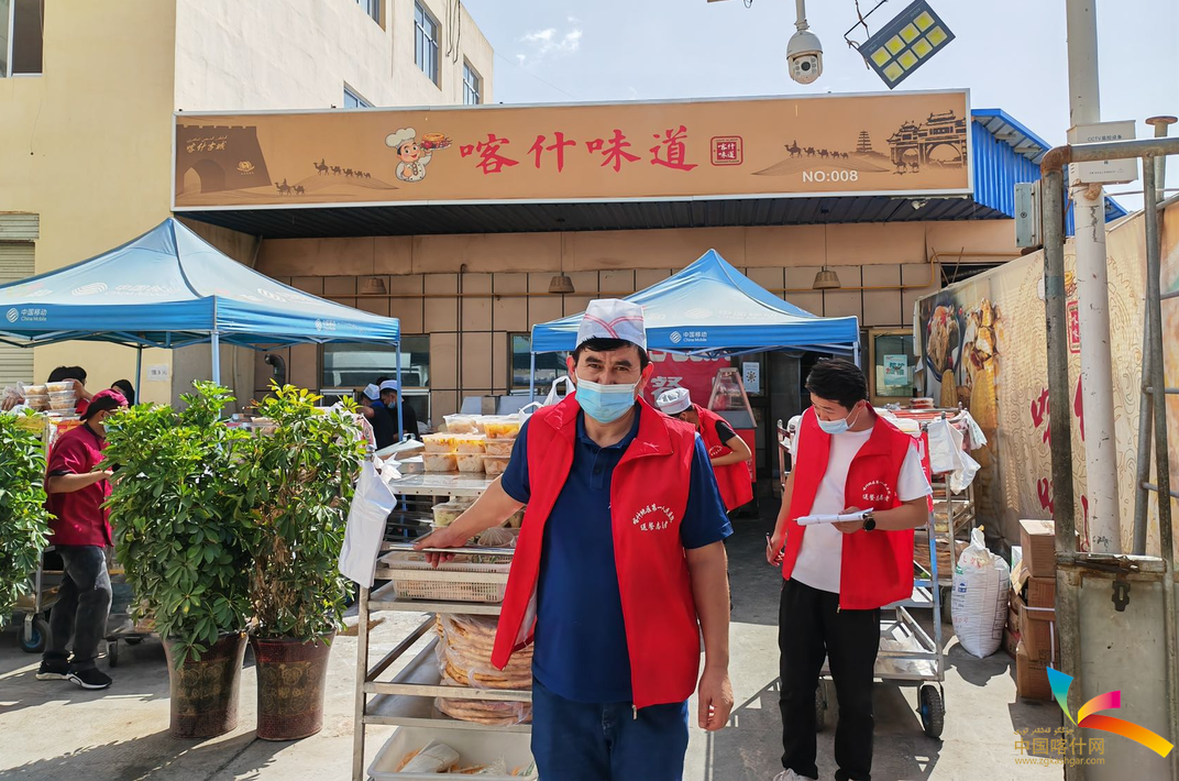 喀什味道工作人员为群众送餐。（图片来源：喀什味道微信公众号）