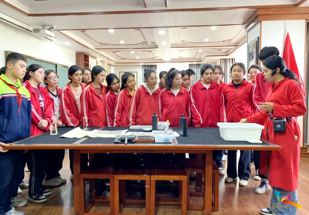 英吉沙县国学书院，实验中学学生聆听学习活字印刷术。英吉沙县融媒体中心记者 田亚莲 摄