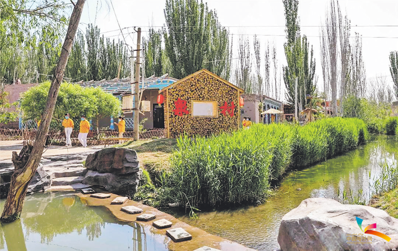 游客在喀什市帕哈太克里乡尤喀尔克喀库拉村感受田园风光。玉米提·喀迪尔 摄