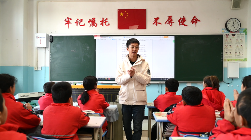 潘康友教学生们唱歌。