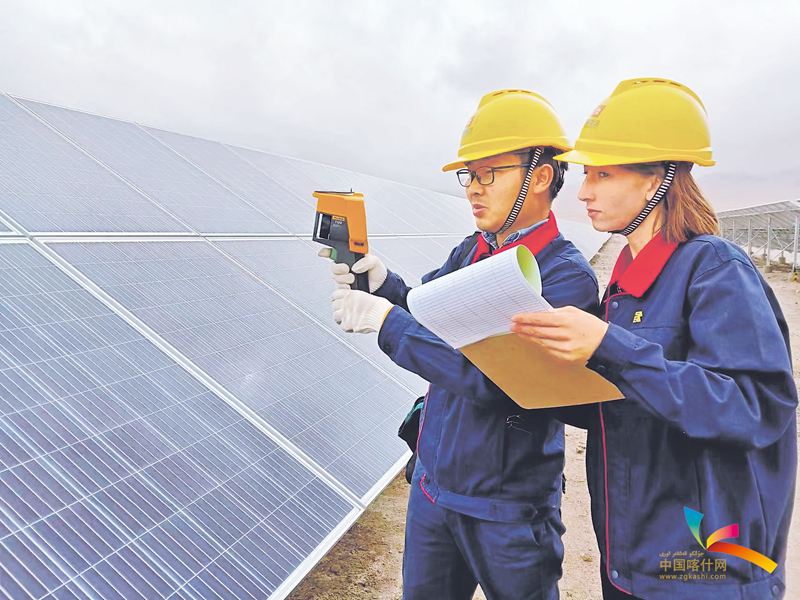 深能福塔光伏电站工作人员在检查光伏设备。塔叶尔江·克立木江 摄