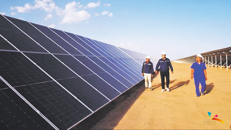 光伏发电成为巴楚县经济发展新引擎。巴楚县融媒体中心供图