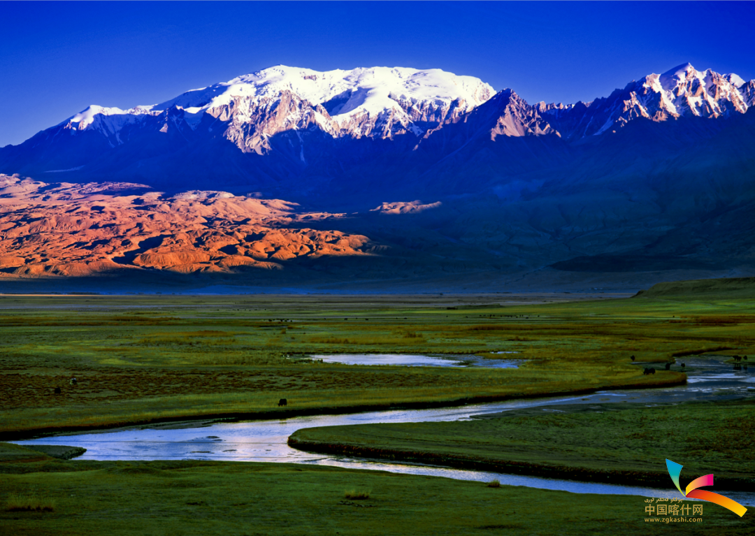 冰山下的塔合曼草原。包迪 摄