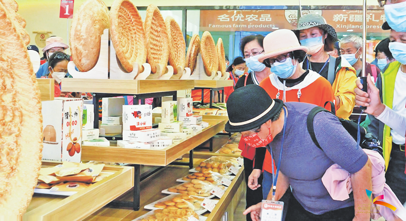 游客在伽师县旅游景区参观展品。（资料图片）