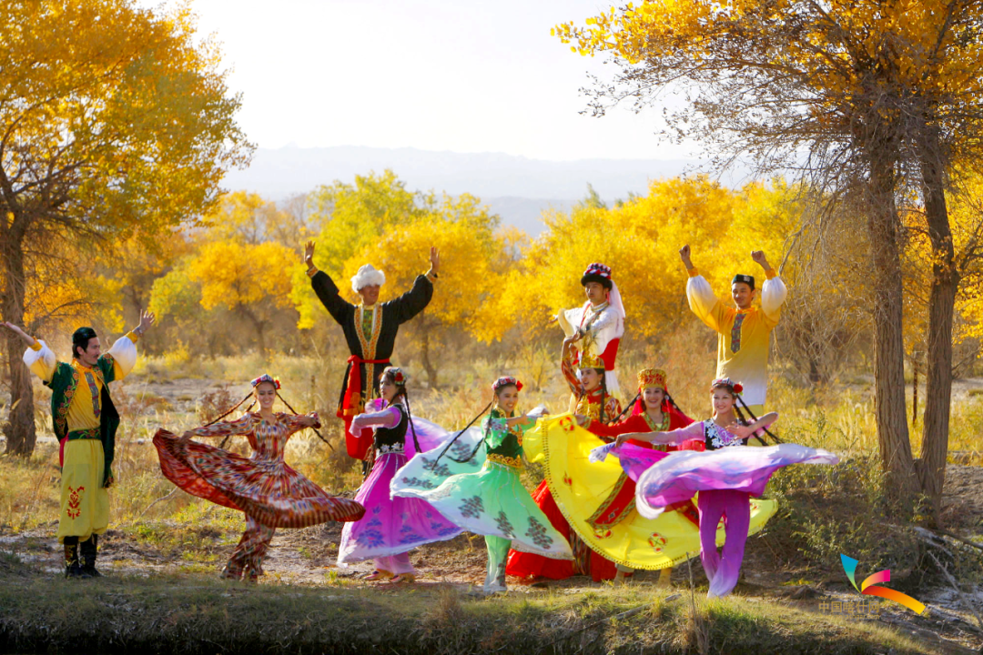 泽普金湖杨国家森林公园民族歌舞演出。泽普县融媒体中心 供图