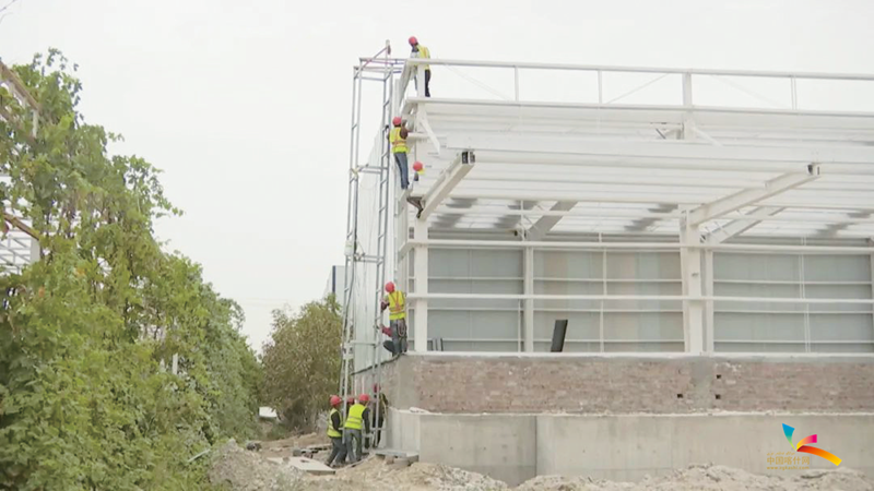 叶城县恰尔巴格镇林果加工产业基地正在建设中。（资料图片）