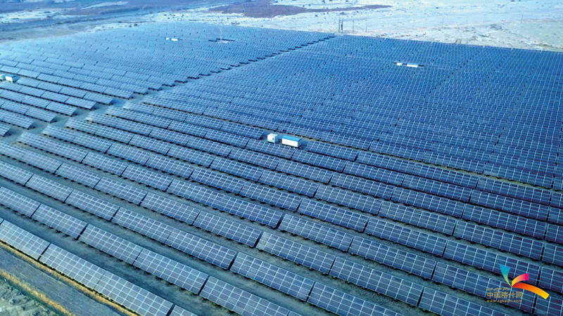 莎车县光伏产业园区华电100兆光伏发电项目光伏区。刘孟馨 摄