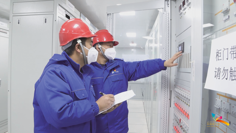 莎车县华电100兆瓦光伏发电项目现场，工作人员正熟悉设备。刘孟馨 摄