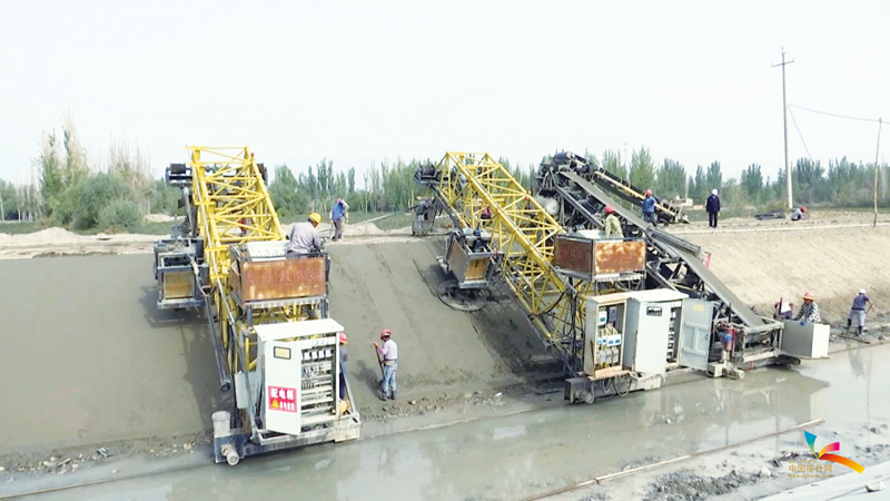 叶尔羌河灌区巴楚县干渠支渠排渠防渗改建项目施工现场。热孜万古·艾合麦提 摄