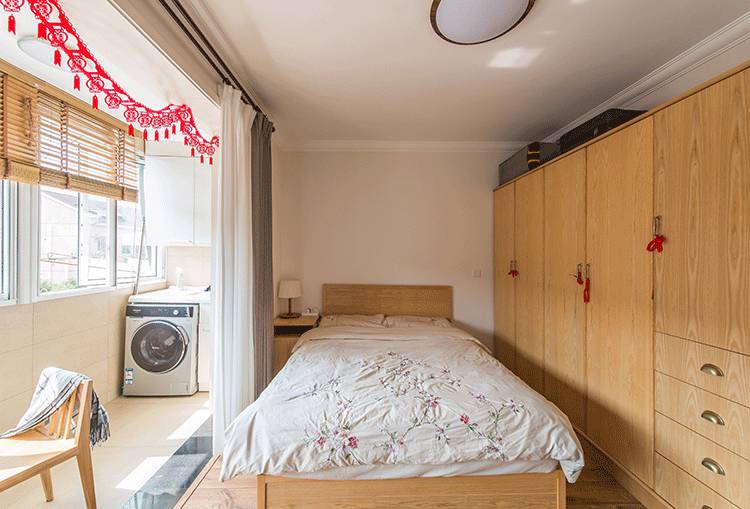 主卧室这个小户型里最奢侈的空间.