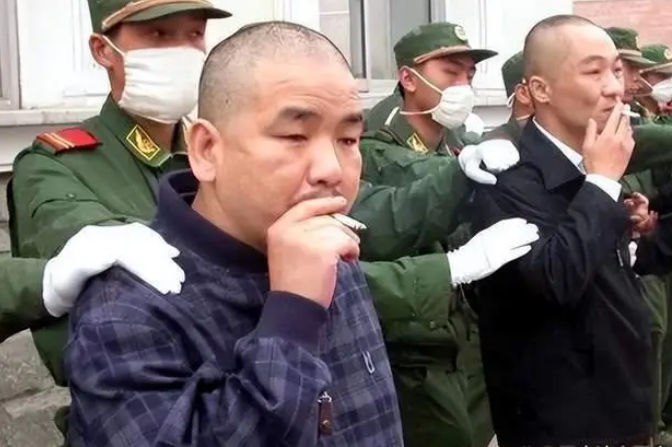邹显卫就是这样的人,他的名字在大连黑帮圈子里足够让人闻风丧胆.