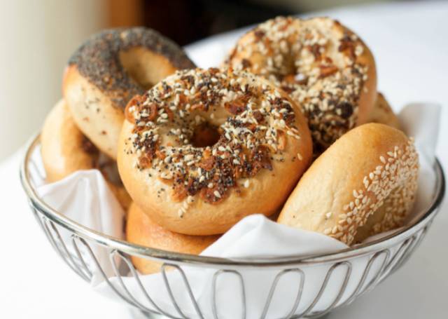 来看看这个 bagel 面包,是美国最常见的了.