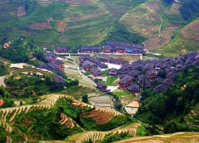 广西北壮第一寨突发大火 灾后现场一片废墟