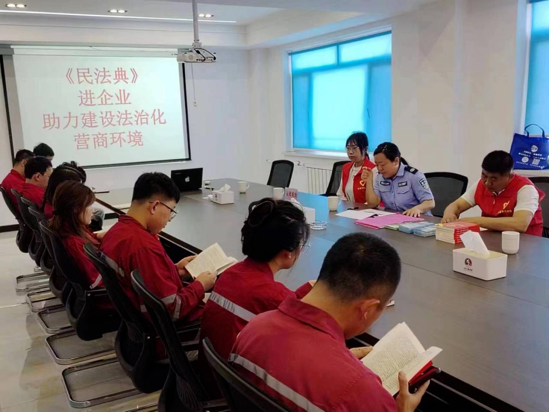 日前,北票市司法局普法志愿者走进辖区某新型肥料有限公司开展"民法典