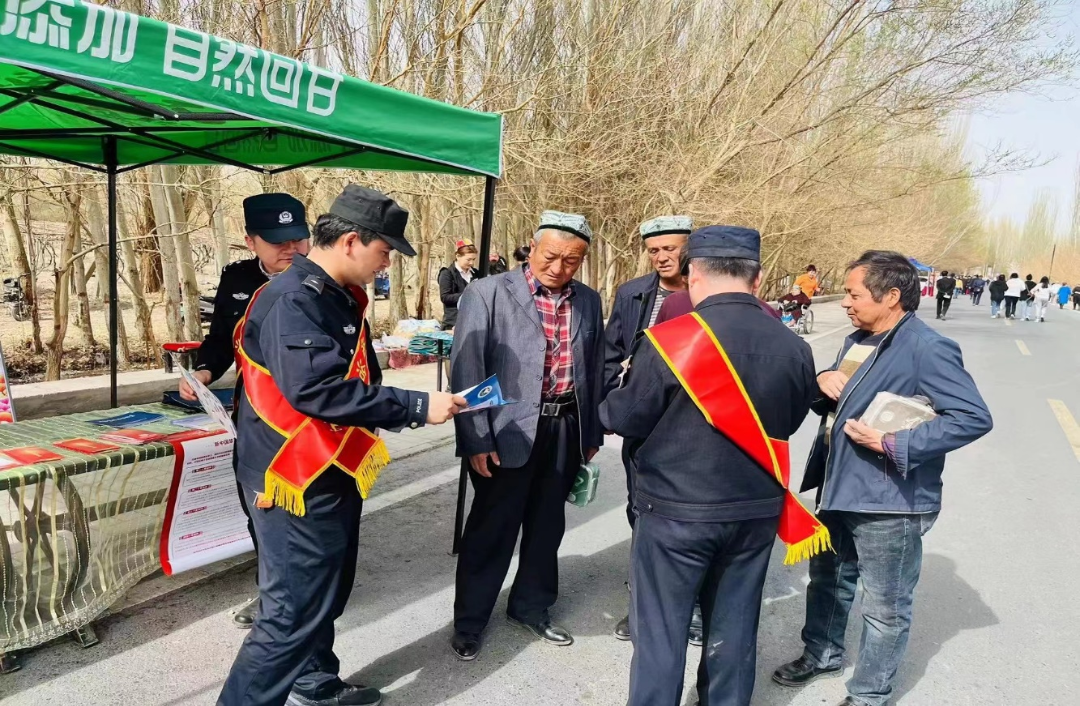 托克逊县公安局禁毒办开展"禁毒宣传走进杏花节"宣传活动.