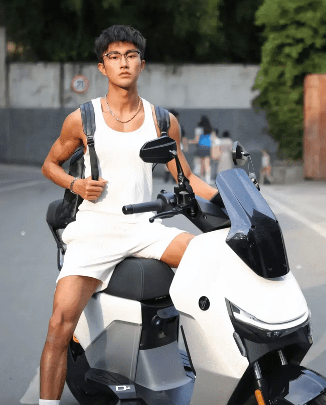 图片[23]-黑皮机车程序员小哥哥，你被折服了吗？-小蓝短视频