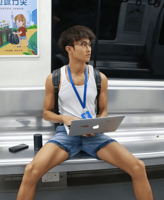 图片[8]-黑皮机车程序员小哥哥，你被折服了吗？-小蓝短视频