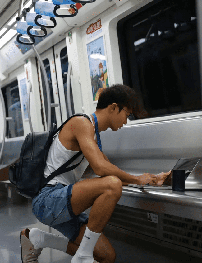 图片[6]-黑皮机车程序员小哥哥，你被折服了吗？-小蓝短视频