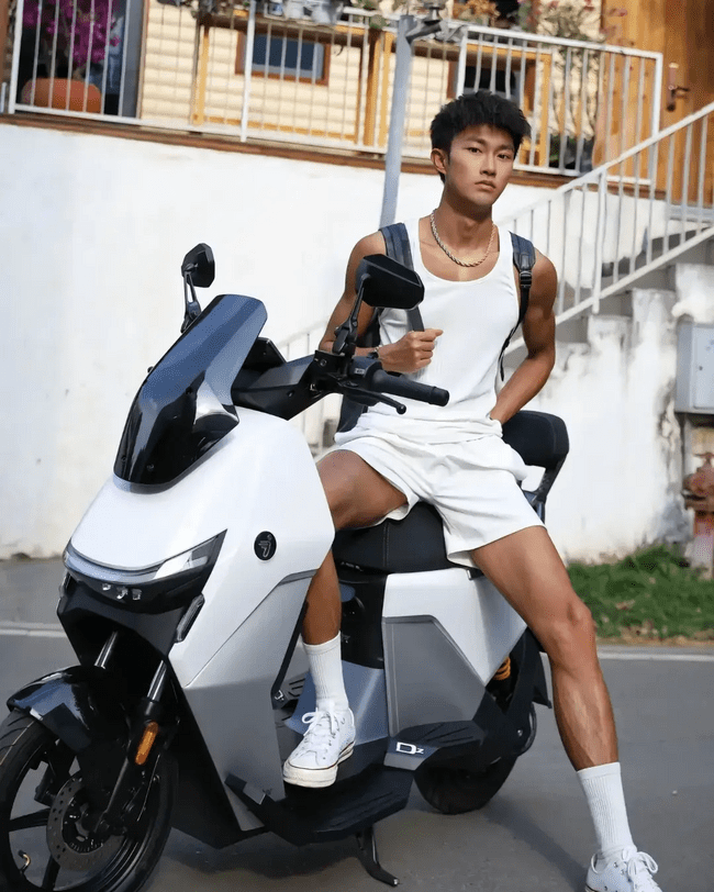 图片[24]-黑皮机车程序员小哥哥，你被折服了吗？-小蓝短视频