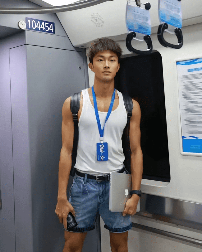 图片[3]-黑皮机车程序员小哥哥，你被折服了吗？-小蓝短视频