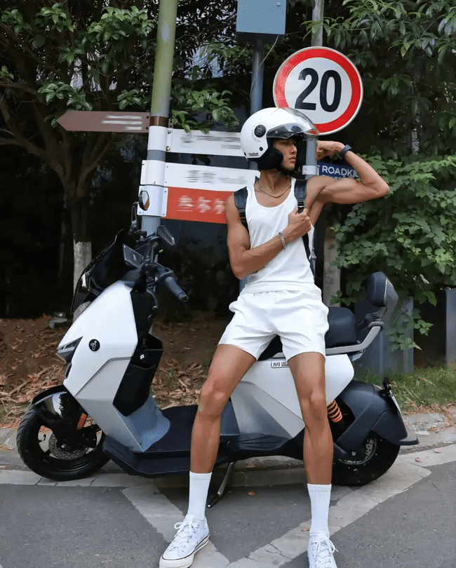 图片[25]-黑皮机车程序员小哥哥，你被折服了吗？-小蓝短视频