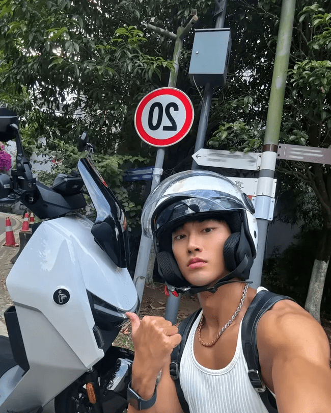 图片[21]-黑皮机车程序员小哥哥，你被折服了吗？-小蓝短视频