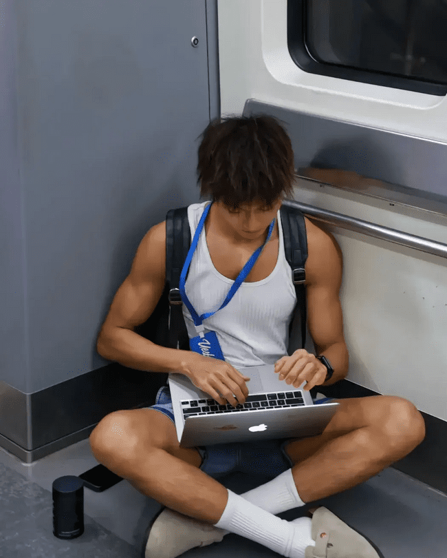 图片[7]-黑皮机车程序员小哥哥，你被折服了吗？-小蓝短视频