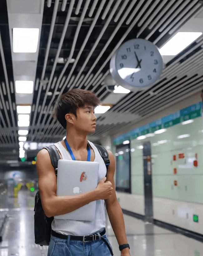 图片[2]-黑皮机车程序员小哥哥，你被折服了吗？-小蓝短视频