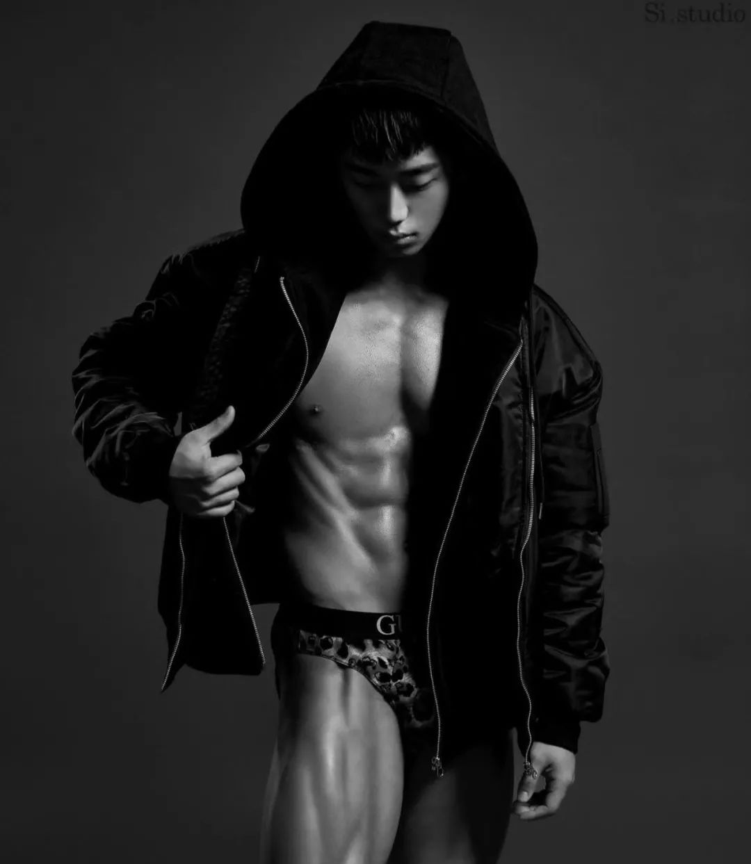 豹纹肌肉黑皮健身男模