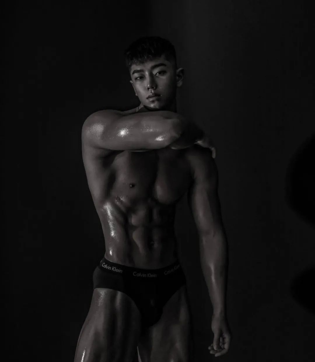 豹纹肌肉黑皮健身男模