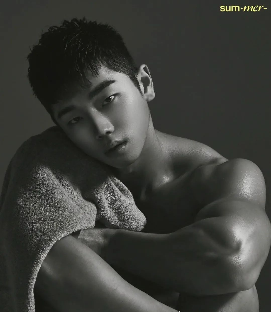 豹纹肌肉黑皮健身男模