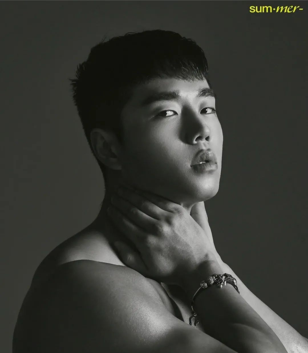 豹纹肌肉黑皮健身男模