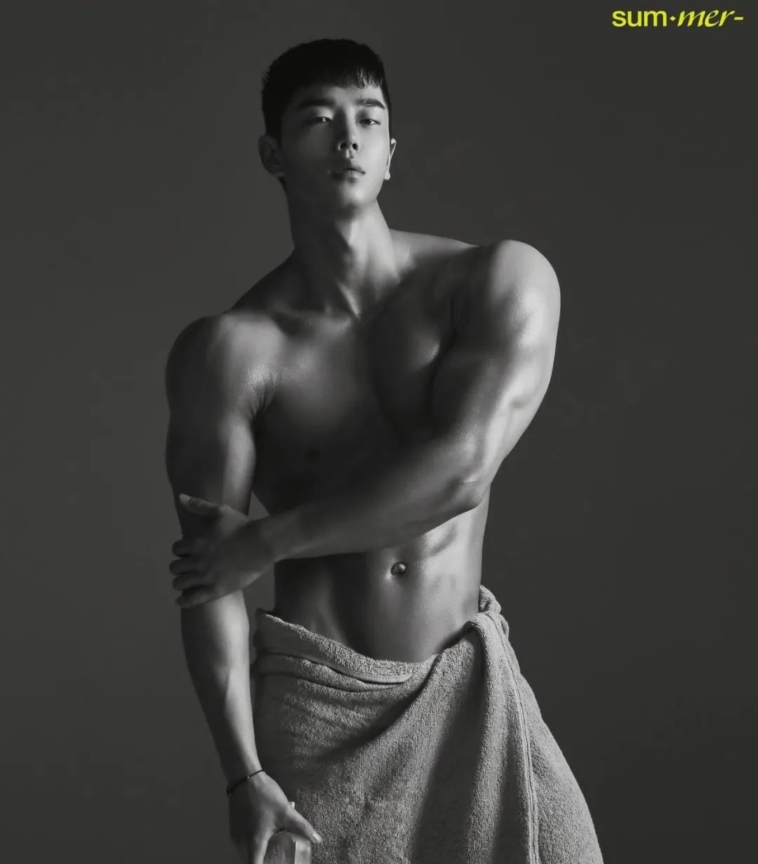 豹纹肌肉黑皮健身男模