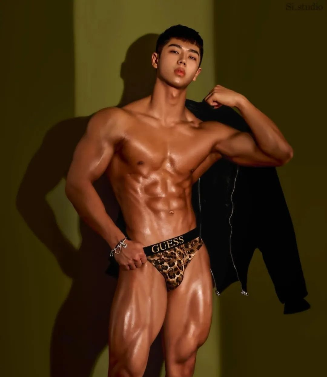 豹纹肌肉黑皮健身男模