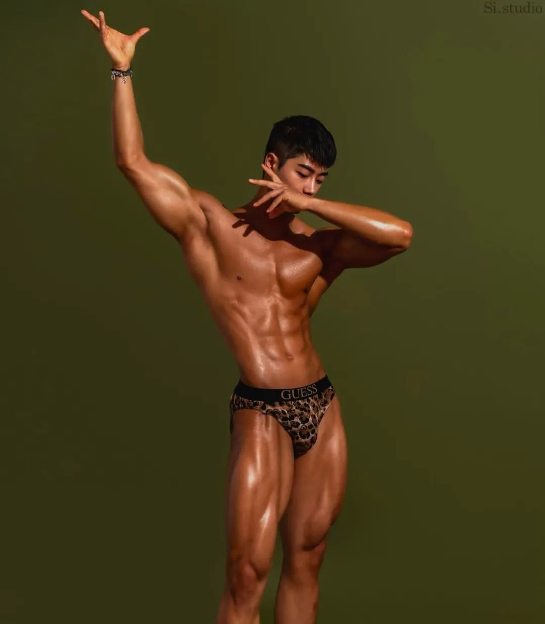 豹纹肌肉黑皮健身男模