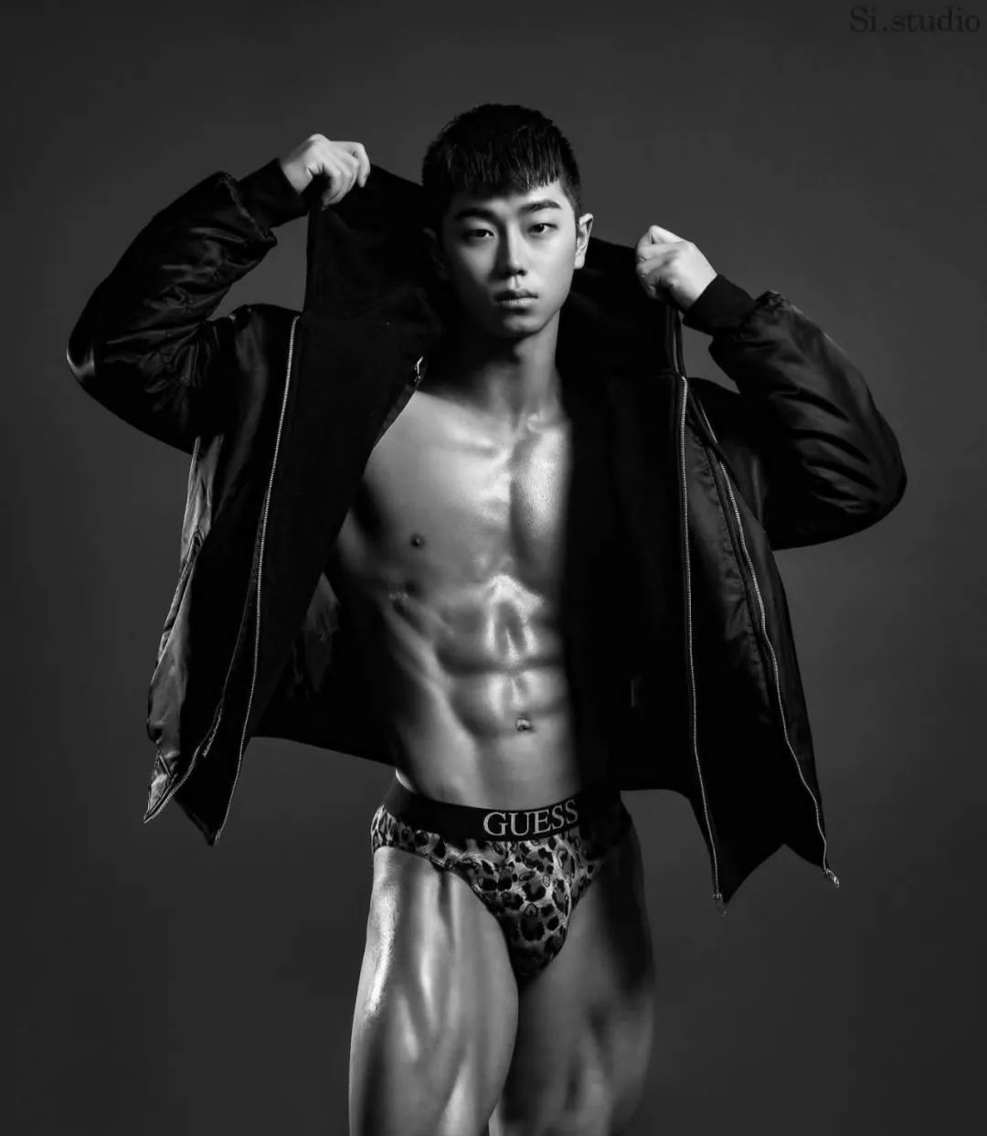 豹纹肌肉黑皮健身男模