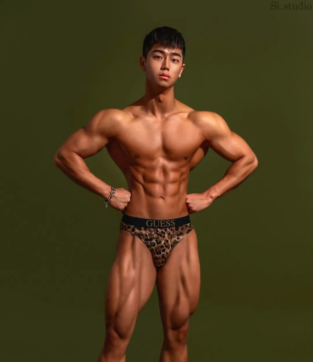 豹纹肌肉黑皮健身男模