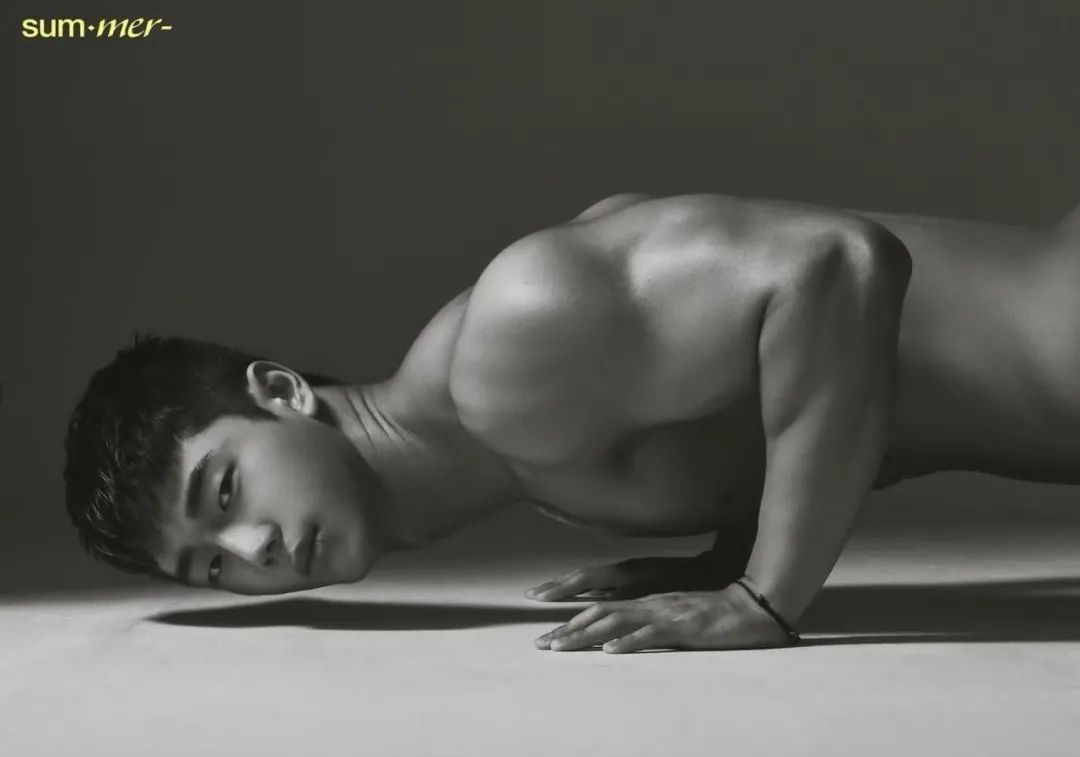 豹纹肌肉黑皮健身男模