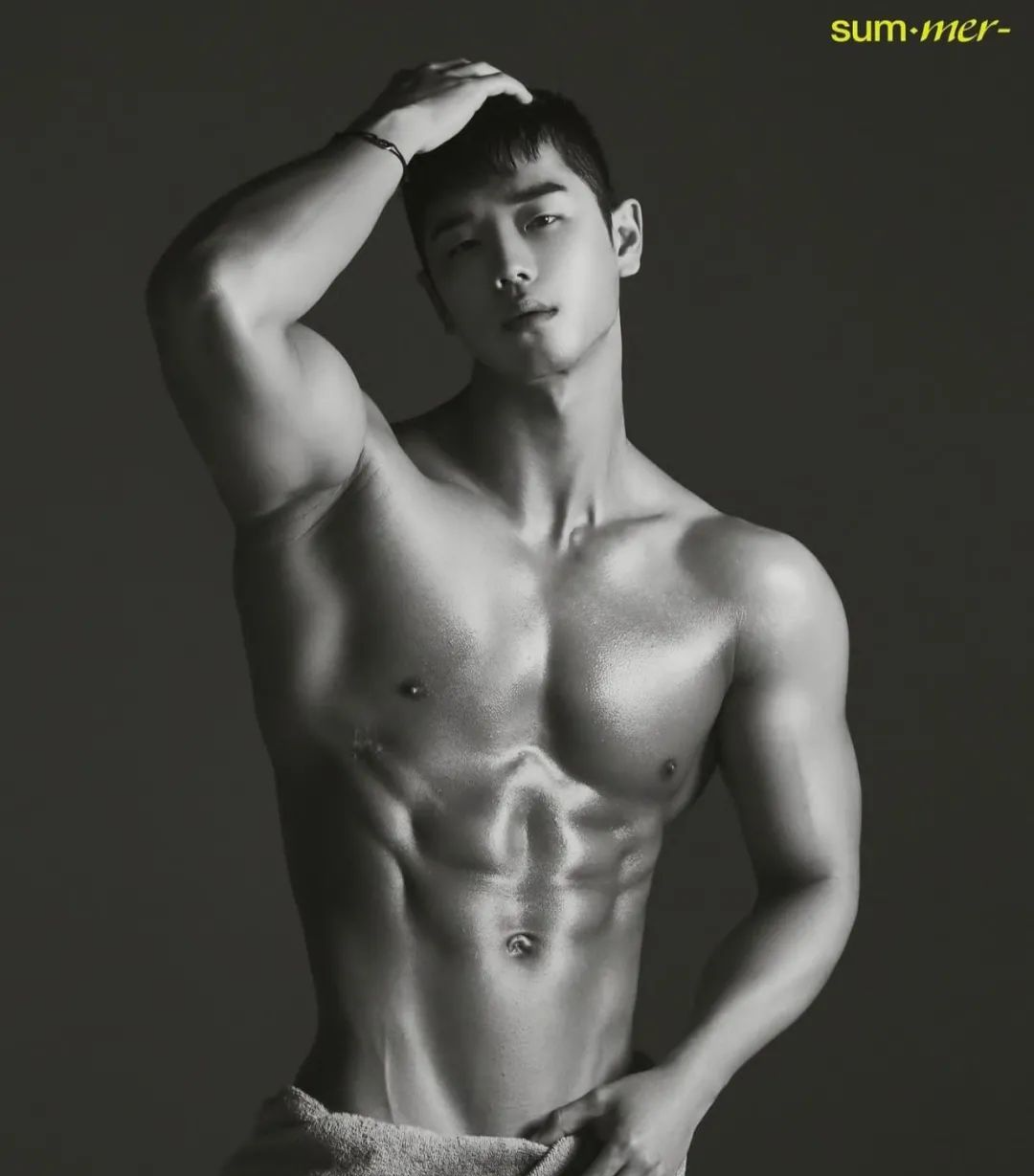 豹纹肌肉黑皮健身男模