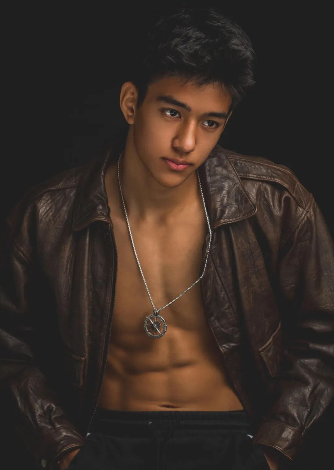 大鼻子山东黑皮薄肌男