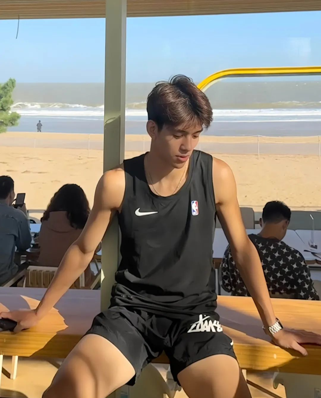 大鼻子山东黑皮薄肌男