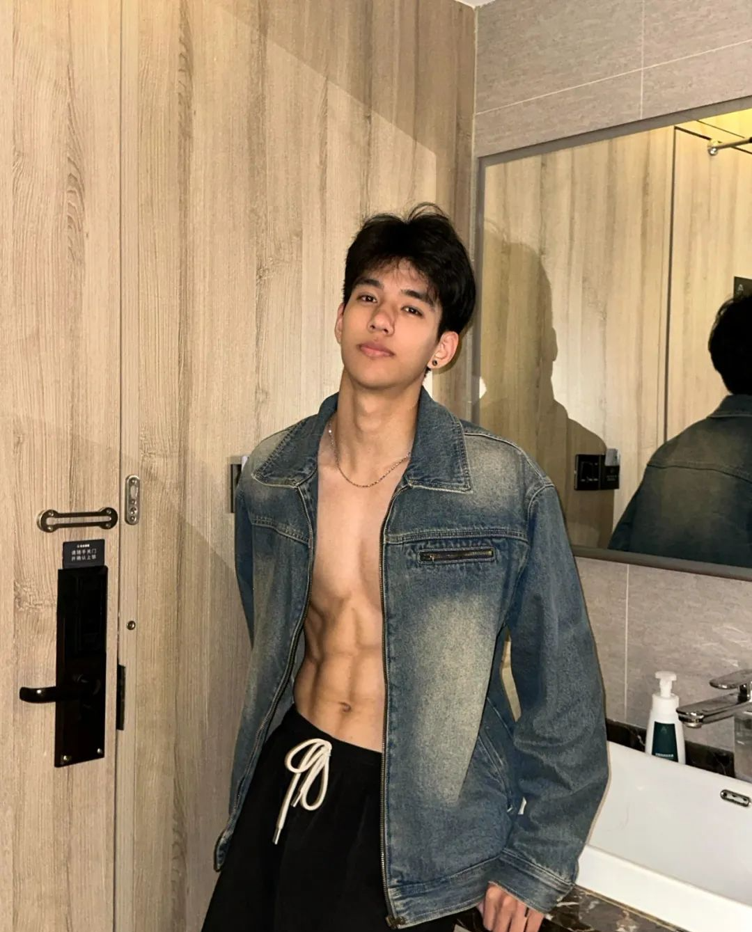 大鼻子山东黑皮薄肌男