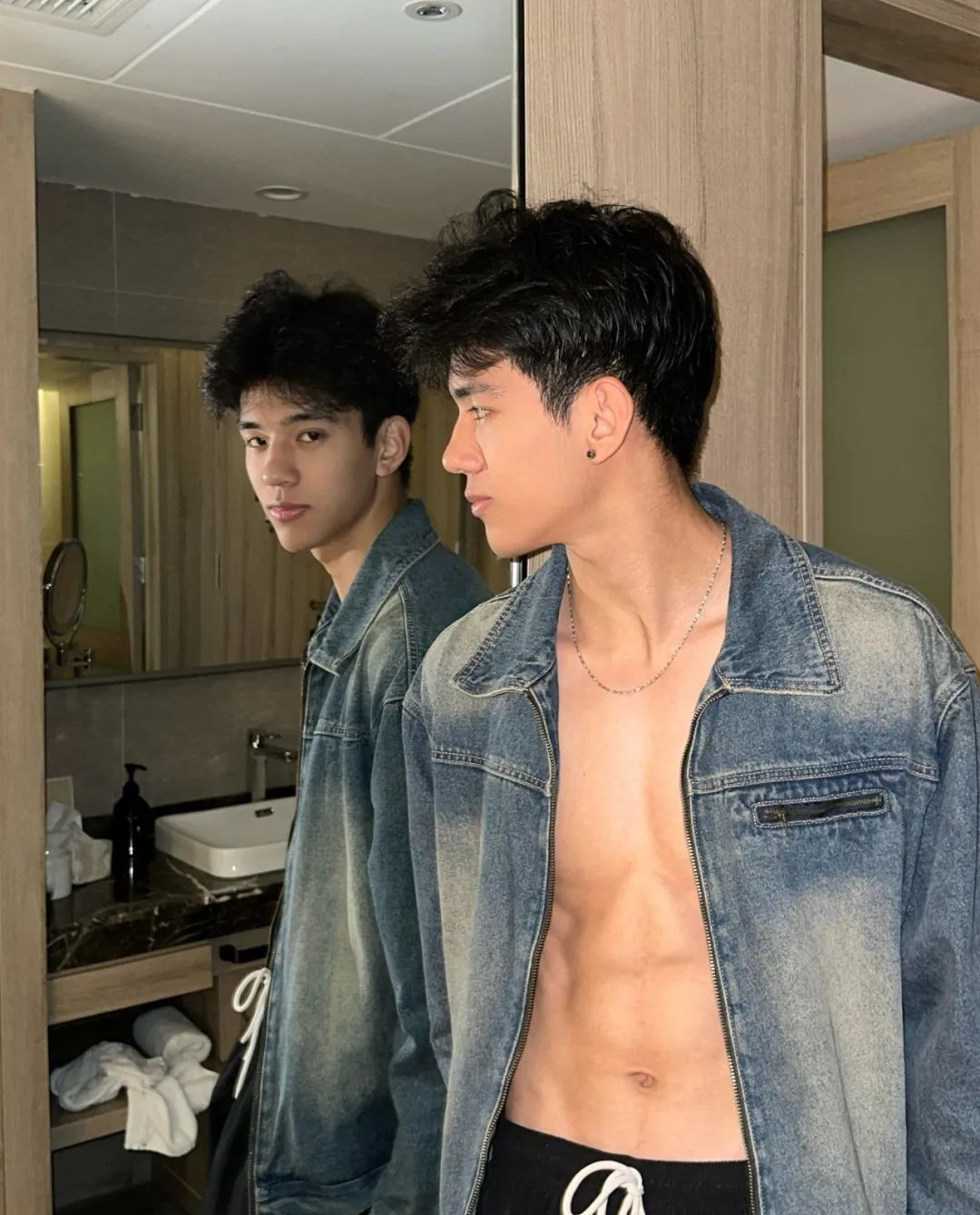 大鼻子山东黑皮薄肌男