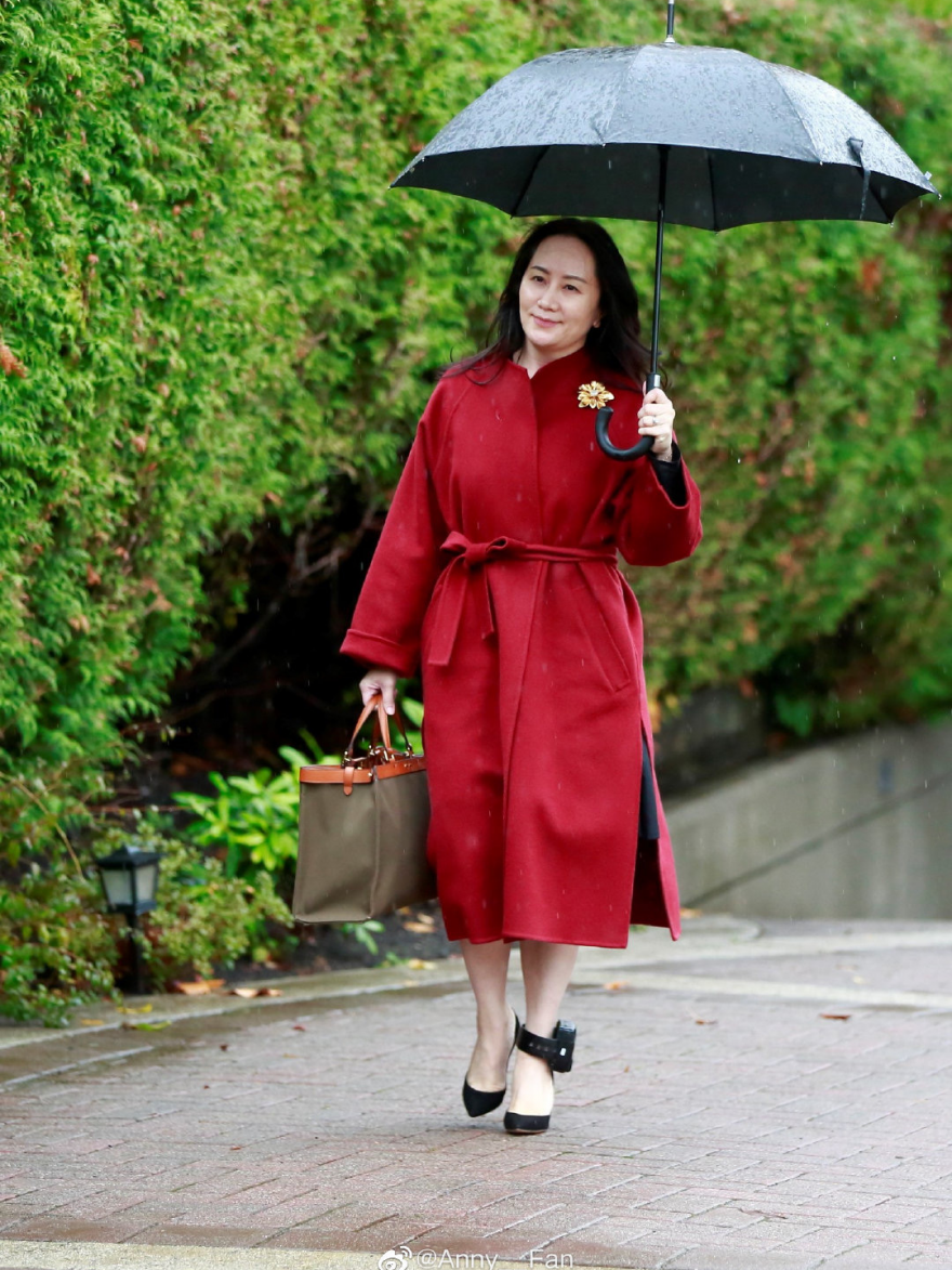 热度最高的还是max mara的这件南瓜色大衣,颜色简直太好看了,比经典的