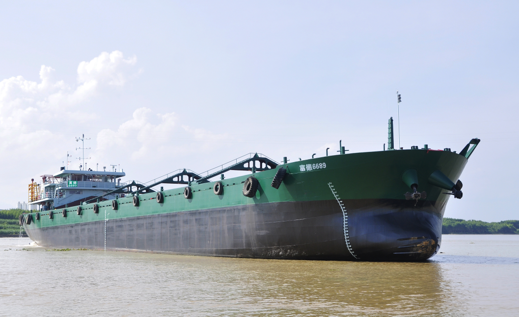 广西内河第一艘5000吨级纯lng动力集散两用船交付使用