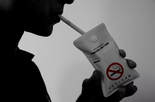 手里拿着便携烟灰袋的人一看就不是坏人