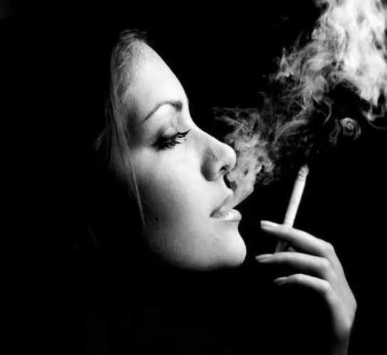 女人侧脸抽烟唯美图片图片